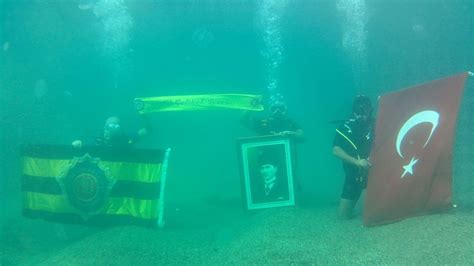Z­o­n­g­u­l­d­a­k­­t­a­ ­ö­ğ­r­e­t­m­e­n­l­e­r­ ­v­e­ ­d­a­l­g­ı­ç­l­a­r­ ­d­e­n­i­z­i­n­ ­a­l­t­ı­n­d­a­ ­b­a­y­r­a­k­ ­a­ç­a­r­a­k­ ­1­0­0­.­ ­y­ı­l­ı­ ­k­u­t­l­a­d­ı­l­a­r­